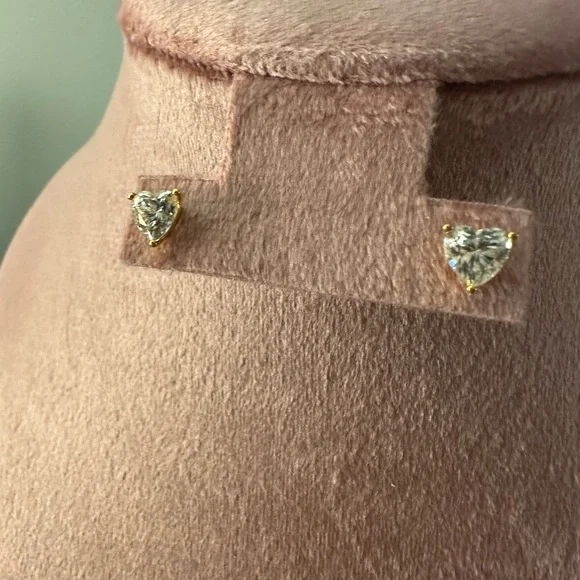 Diamond heart cut earrings on 18k gold mount - Picture 3 of 6